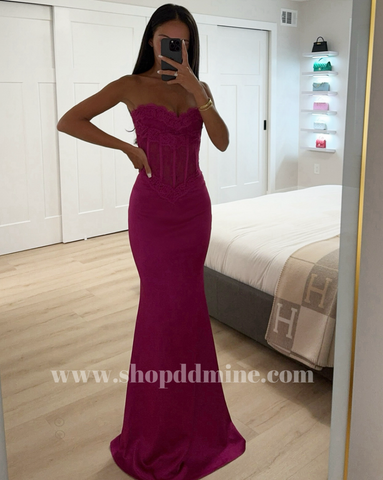 Abito lungo in raso e pizzo fucsia Everleigh con corsetto 