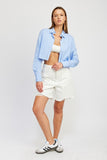CHEMISE COURTE À RAYURES AVEC BORD COUPE
