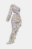 ROBE LONGUE À ÉPAULES UNIQUES ET À VOLANTS À MOTIF FLORAL
