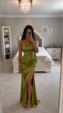 ROBE EN SATIN SANS BRETELLES ET CEINTURE