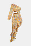 ROBE LONGUE À ÉPAULES UNIQUES ET À VOLANTS À MOTIF FLORAL