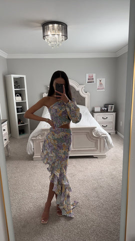 ROBE LONGUE À ÉPAULES UNIQUES ET À VOLANTS À MOTIF FLORAL