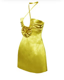 ABITO CORTO IN RASO ORO ROSETTE CON SCOLLO A V