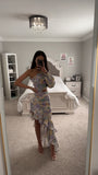 ROBE LONGUE À ÉPAULES UNIQUES ET À VOLANTS À MOTIF FLORAL
